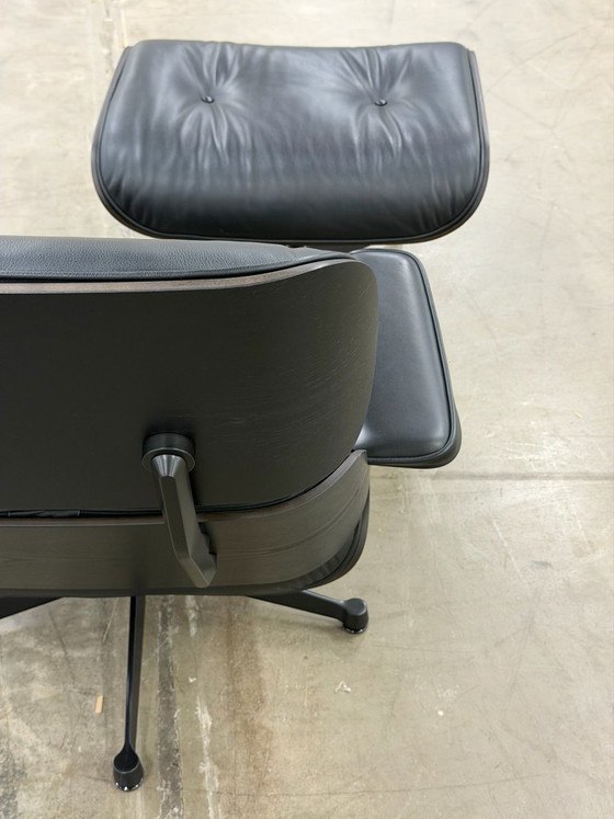 Image 1 of Fauteuil lounge Vitra Eames | Repose-pieds | Noir intégral |