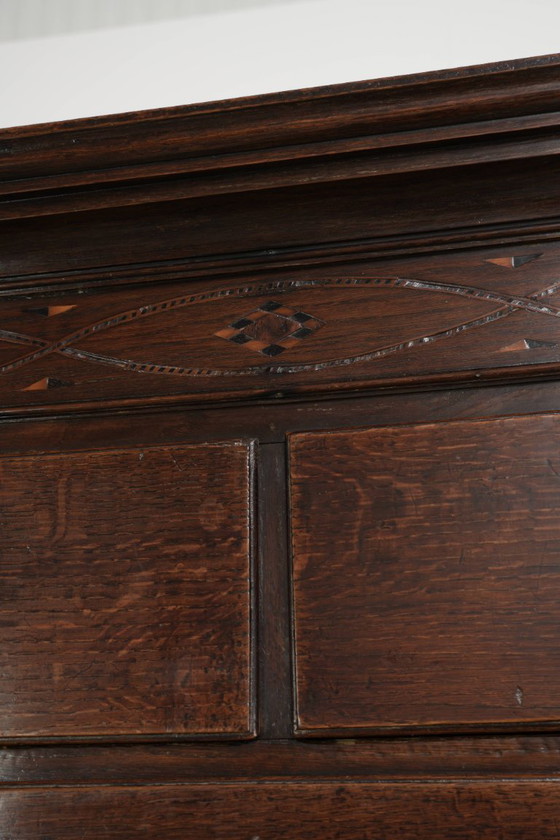 Elegante antike englische Kommode aus dem 18. Jahrhundert aus Eichenholz mit wunderschöner Intarsienarbeit (photo 7 of 14)