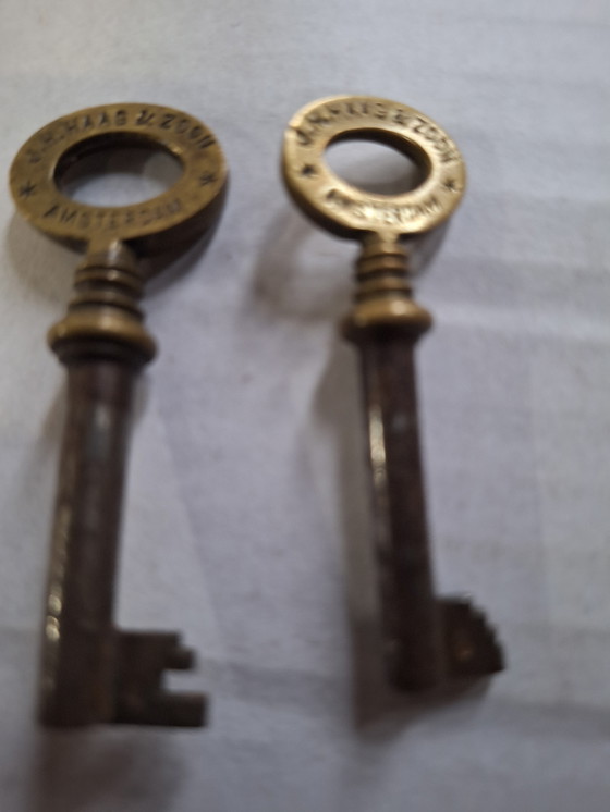 Image 1 of Vetrina in noce del XIX secolo