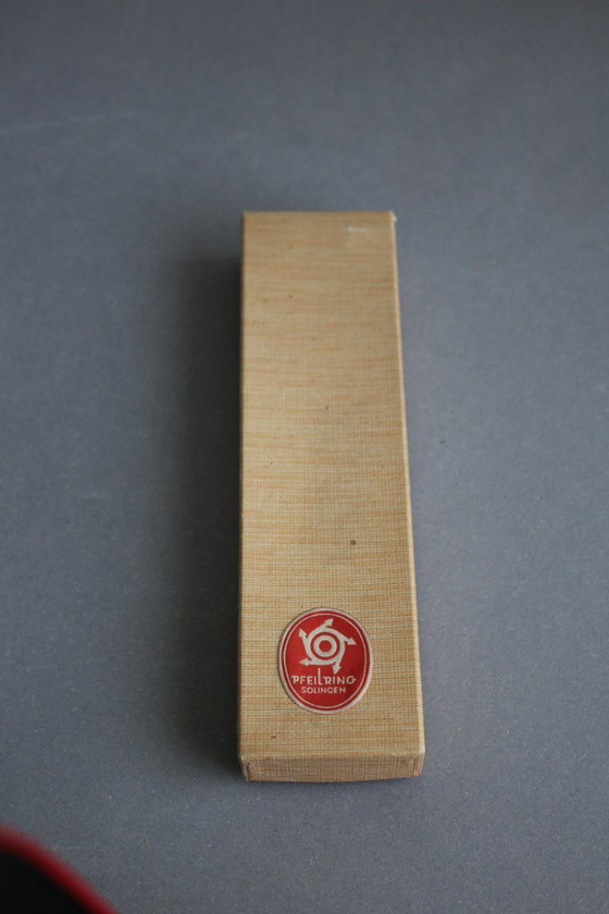 Image 1 of Tagliasigari vintage Solingen a forma di freccia con manico in madreperla, nella confezione originale.