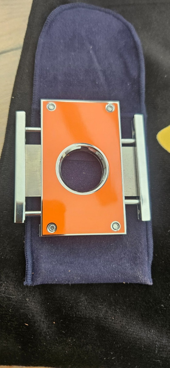 Image 1 of Handgefertigter Aschenbecher aus Eichenholz mit Epoxidharz – Individueller Zigarrenaschenbecher – Das perfekte Geschenk für die 