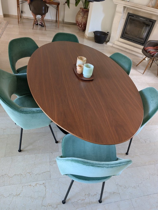 Knoll ovaler Tisch mit Stühlen