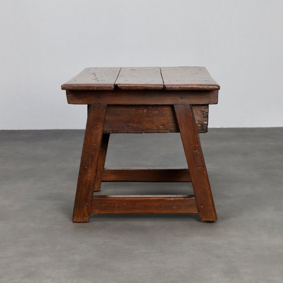 Image 1 of Antigua mesa auxiliar de madera con cajón, Siglo XVIII