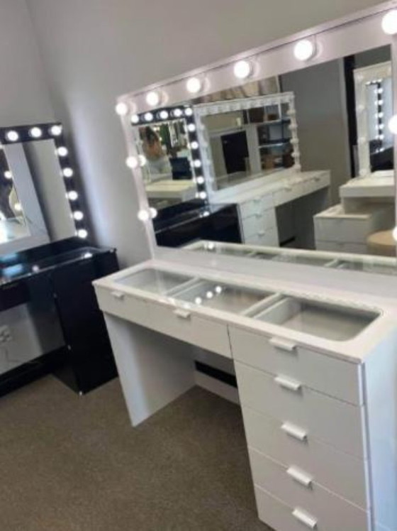 Image 1 of Nieuwe witte make-upkast met 7 lades, glazen blad en 10 lampen.