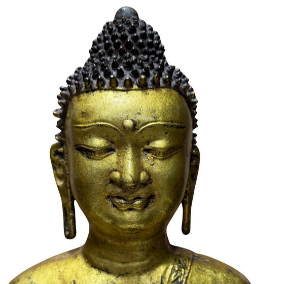 Antico Buddha Cinese in Ghisa Dorata – XVIII/XIX Secolo – Bhumisparsha Mudra – Fusione di Qualità Museale (photo 10 of 10)
