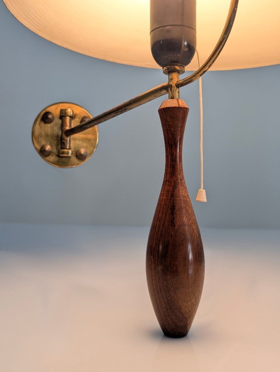 Image 1 of Lampe murale du milieu du siècle en laiton et bois avec abat-jour noir, années 1950