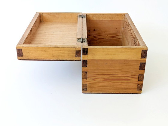 Image 1 of Scatola di stoccaggio antica in legno di pino con cerniere in ottone | Stoccaggio decorativo d'epoca