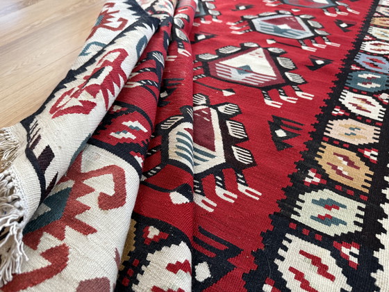 Image 1 of Kilim caucasico d'epoca con motivo grafico di animali (216 × 160 cm) ca. 1950