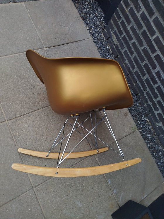 Image 1 of 1 sedia a dondolo dorata replica Eames