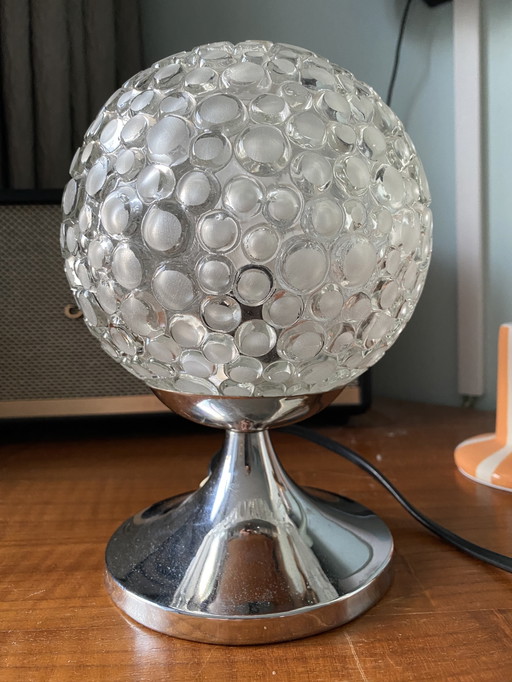 Wunderschöne Tischleuchte im Space-Age-Stil mit Glaskugel und Chromfuß