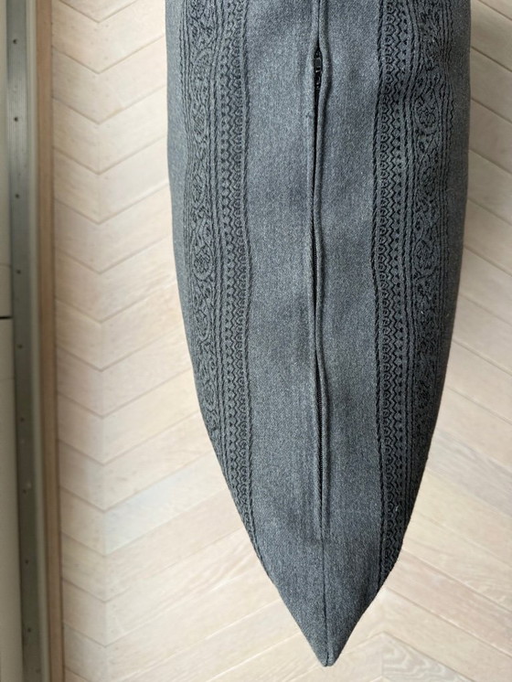 Image 1 of Großes graues Bodenkissen mit schwarzem Paisley-Rand