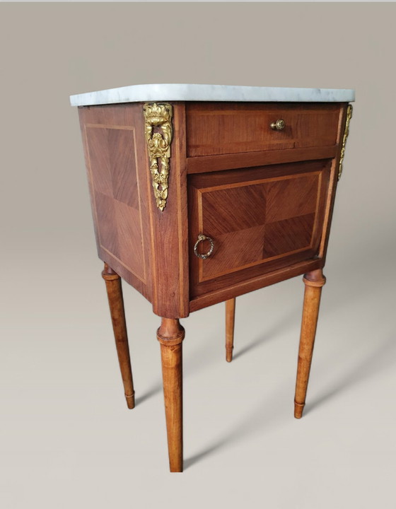 Image 1 of Bijzettafel in Louis XVI-stijl met marqueterie - Marmeren blad en verguld bronzen decoraties