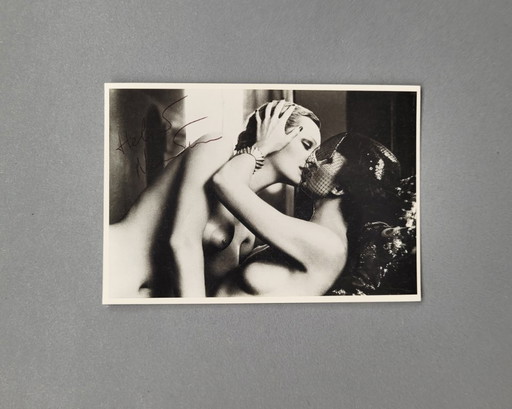 Helmut Newton 2 Models in My Apartment Paris 1975 | carte postale, tirage de collection autographe offset | Signé à la main au s