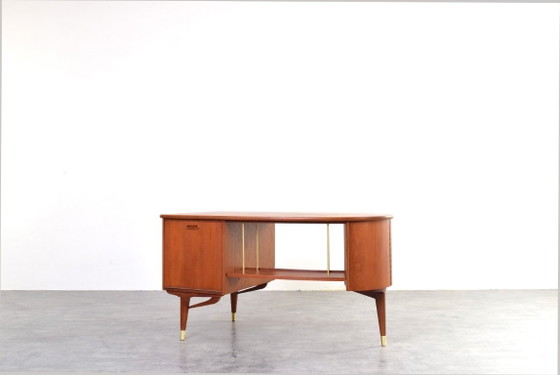 Image 1 of Bureau van organisch teakhout uit het midden van de 20e eeuw van Sola Møbler, jaren 60.
