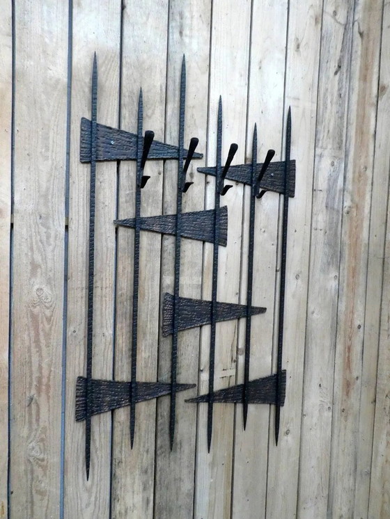 perchero brutalista, 1970 – polished steel, Hierro (photo 6 of 7)