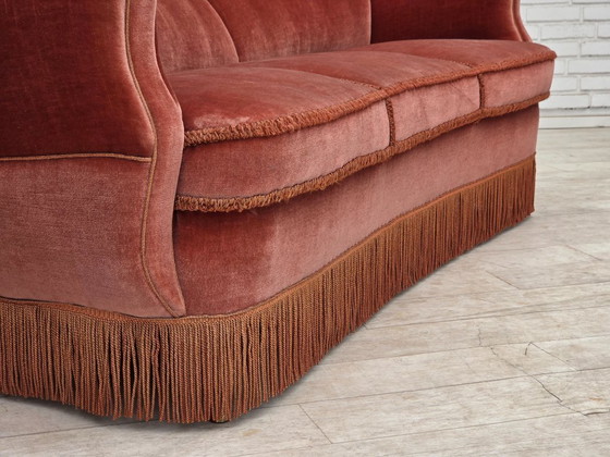 Image 1 of Deense driezitsbank uit de jaren 70, gebogen model, roze meubelvelours.