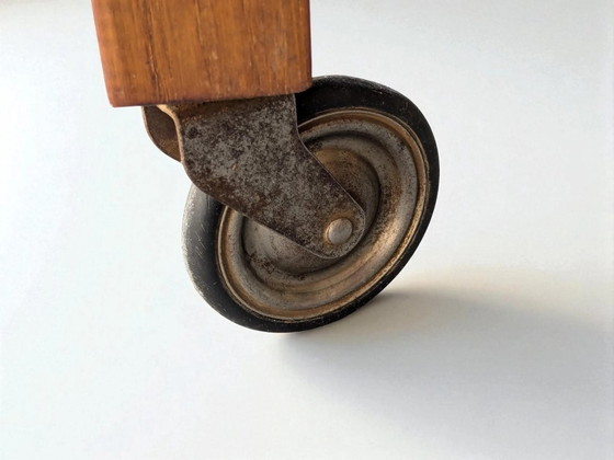 Image 1 of Carrello di servizio vintage in legno, tavolino laterale con ruote degli anni '60/'70 in stile scandinavo, solido carrel