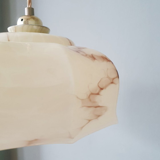 Suspension vintage Art Déco en verre opalin marbré beige., Métal, Transparent (photo 16 sur 18)