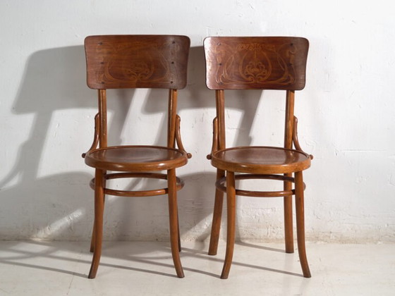 Ensemble ancien de 4 chaises de café viennoises en bois courbé avec dossier décoratif – Europe Centrale, c. (photo 25 of 40)