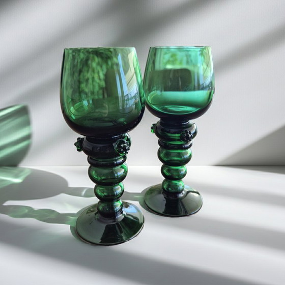 Image 1 of 2 verres à vin Roemer verts allemands – avec pied à baies – verre artisanal