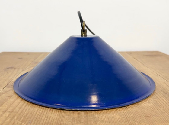 Image 1 of Industrielle britische Fabrik-Hängeleuchte aus blauem Emaille, 1950er Jahre