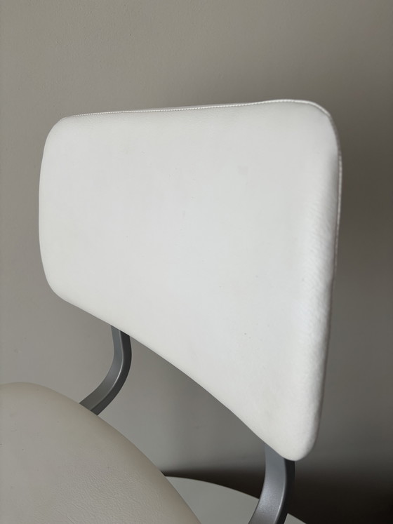 Image 1 of Revolt Ahrend de Cirkel wit leer (skai?) gestempeld 