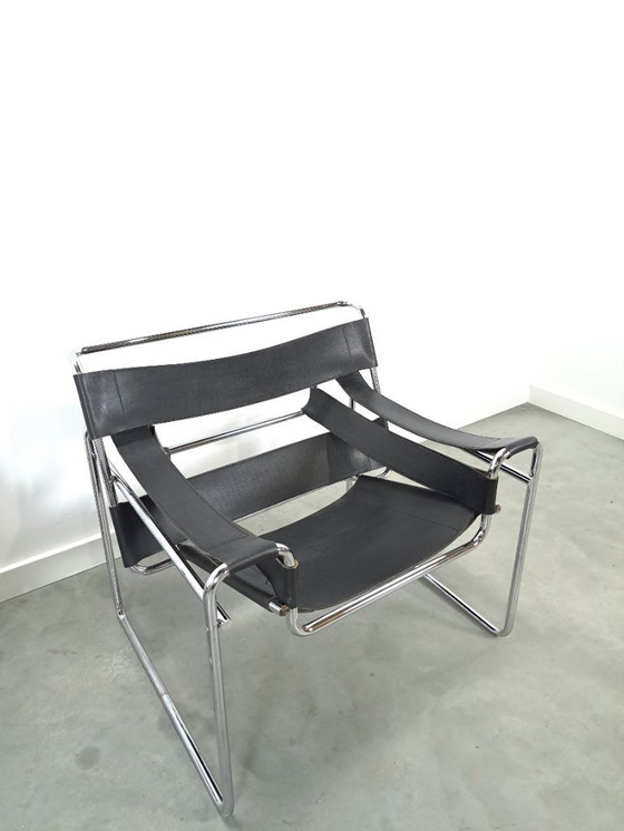 Image 1 of Réplica de la silla Wassily con cuero negro y cromo