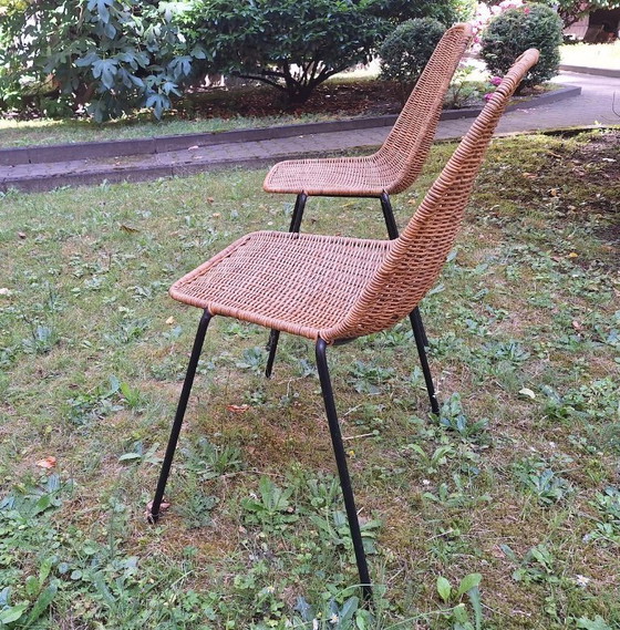 Image 1 of Een paar stapelbare eetkamerstoelen van rotan en ijzer van Gian Franco Legler, Zwitserland, jaren 60.