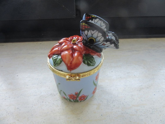 Image 1 of Boîte à bijoux en porcelaine avec couvercle et motif papillon, dans sa boîte d'origine réf. 120726