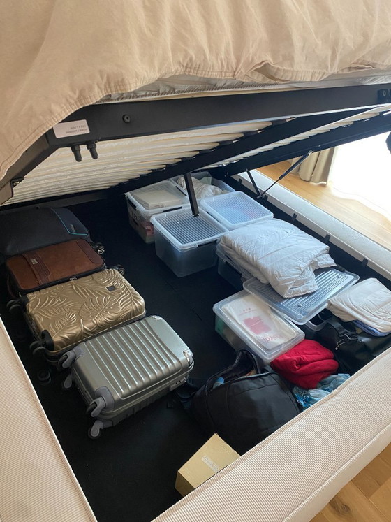 Image 1 of Beige Bed met Koffer Beige Ribfluweel 180x200cm