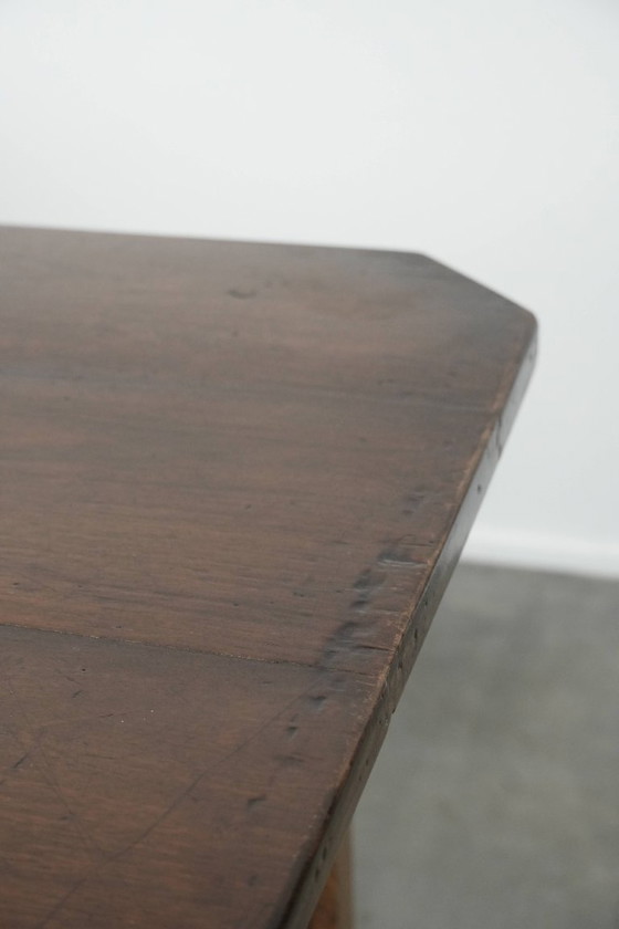 Image 1 of Antieke Franse eettafel voor 4 tot 6 personen uit eind 18e/ begin 19e eeuw met een eiken blad en een brood/ uittrek plank