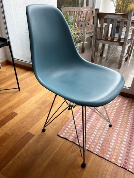 Image 1 of Silla auxiliar de plástico Vitra Eames
