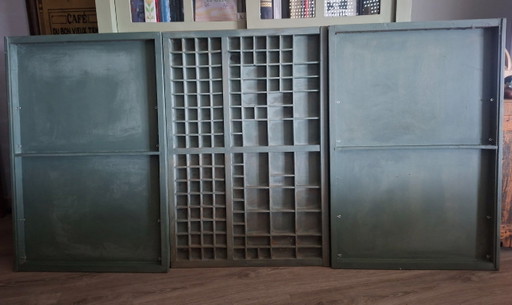 Conjunto de 3 Cajones de imprenta antiguos restaurados – chibalete vintage verde - decoración