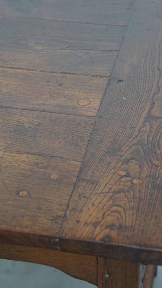 Image 1 of Ancienne table de salle à manger paysanne en châtaignier pour 4 à 6 personnes avec deux tiroirs du début du 19ème siècle