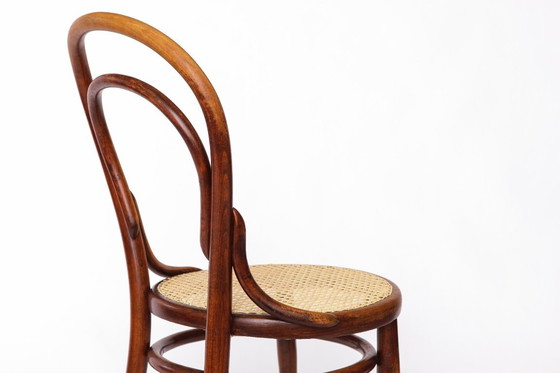 Image 1 of Silla Thonet n.° 14 antigua: emblemática silla de madera curvada con asiento de caña de las cafeterías vienesas.