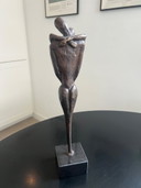 Bronzen beeld “De Kus” van Jos Gielen
