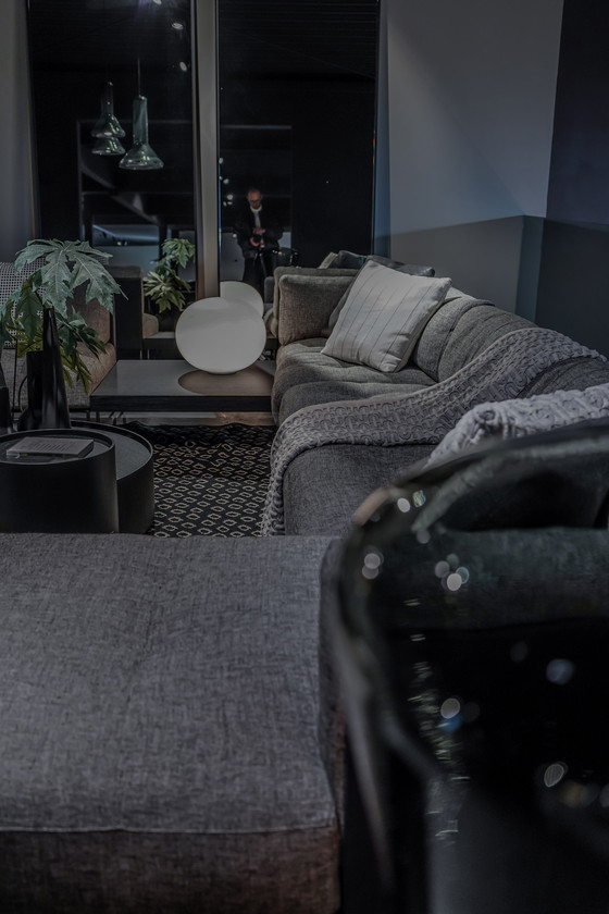 Image 1 of Rod System Bank – Dumas Fauteuil – Moon Tafels – Scott Poef – Misore Karpet – Glo-Ball Tafellamp - Whistle Lamp - Balencing Box