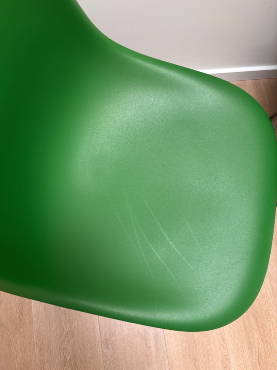 1 chaise Vitra Eames DSR RE à pieds en plastique vert et noir – Chaises de salle à manger, Plastic, Metal (photo 4 of 6)