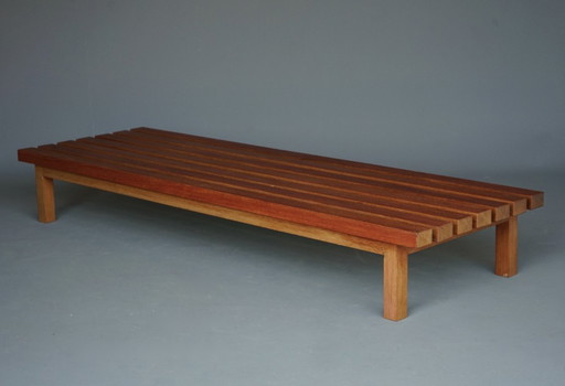 Grote teakhouten lage bank of salontafel uit het midden van de vorige eeuw, jaren 60.