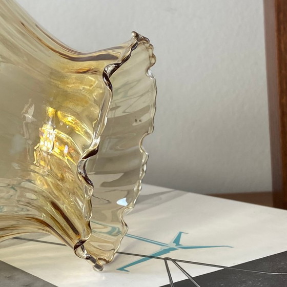 Image 1 of antica lampada portatile a forma di tulipano in vetro dorato