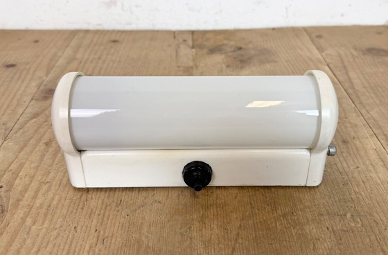 Image 1 of Applique industriale in bachelite bianca con vetro opalino, anni '50