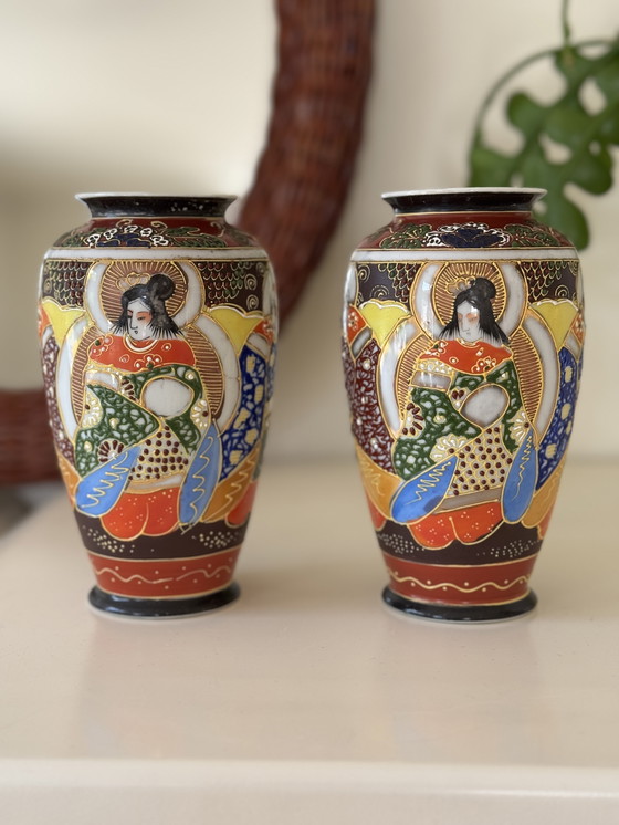 Image 1 of Vasi giapponesi vintage con decorazioni geisha e accenti dorati