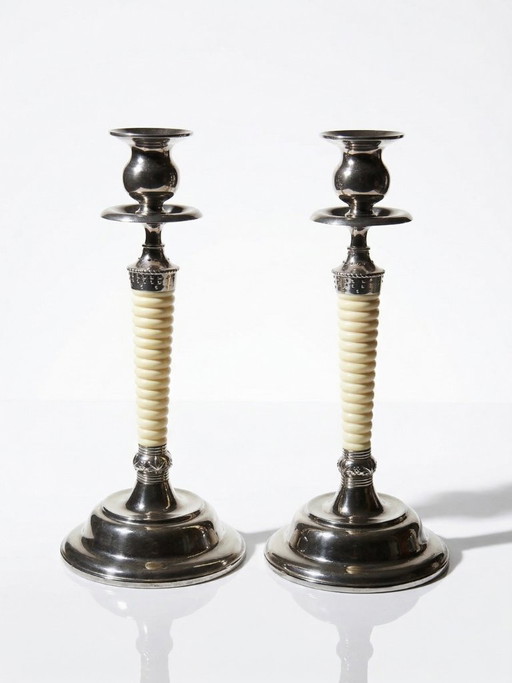 Par de candelabros antiguos estilo antorcha, de metal plateado y plástico con efecto marfil.