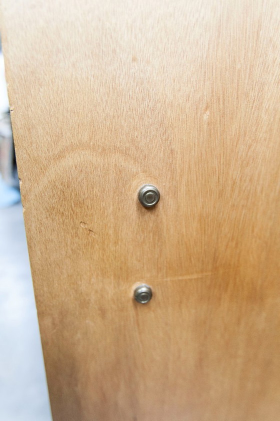 Image 1 of Armoire 1950 Mid-Century-Modern chêne en frisage 2 portes, 2 tiroirs, 4 étagères, 30cm de penderie et miroir 54x18cm