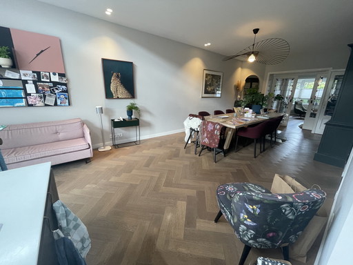 8x Vitra Design Stühle – Softshell – Gepolsterter Schalensessel – Dunkelrot – Sehr guter Zustand