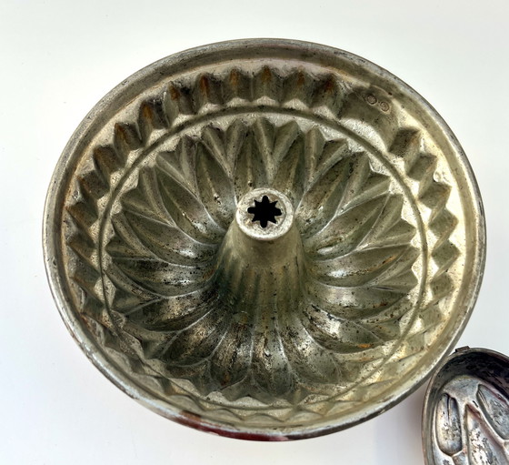 Image 1 of Collection de moules à pâtisserie anciens en cuivre – gâteau Bundt, poisson et homard – datant du début du XXe siècle.