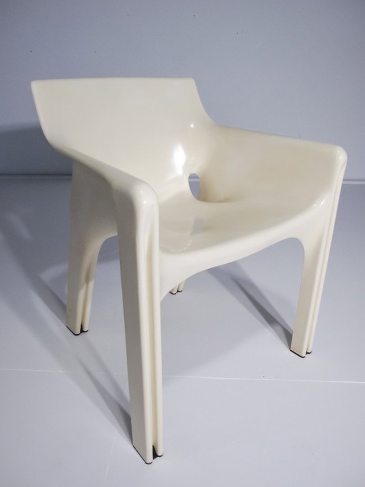 ARTEMIDE GAUDI STOEL van Vico Magistretti / CRÈME / PATENT AANGEVRAAGD