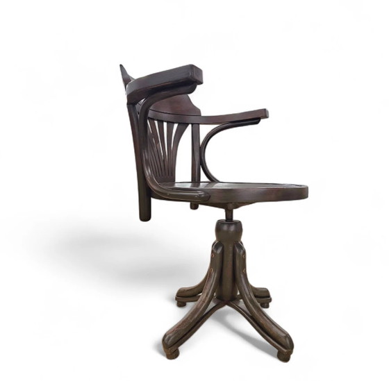 Silla de escritorio giratoria de madera curvada estilo Viennese Secessionist / Art Nouveau

Ancho 60 (photo 14 of 14)