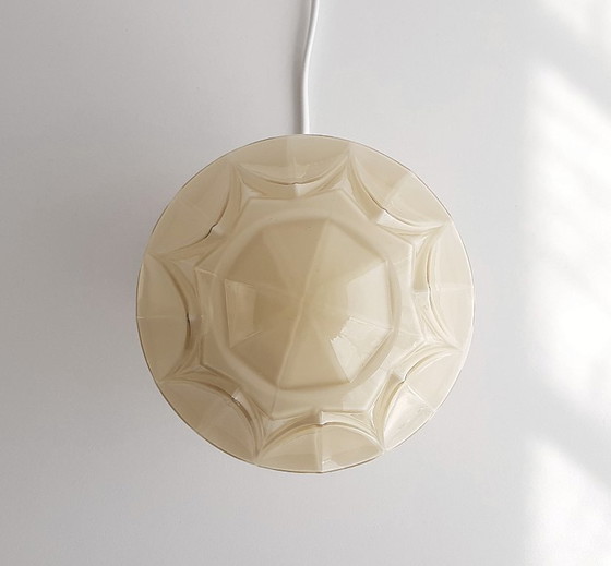 Image 1 of 1 van 2 beige vanille glazen art deco plafondlampen van Thabur in Den Haag, small variant, art deco lamp glazen bol; NOG 2 BESCH