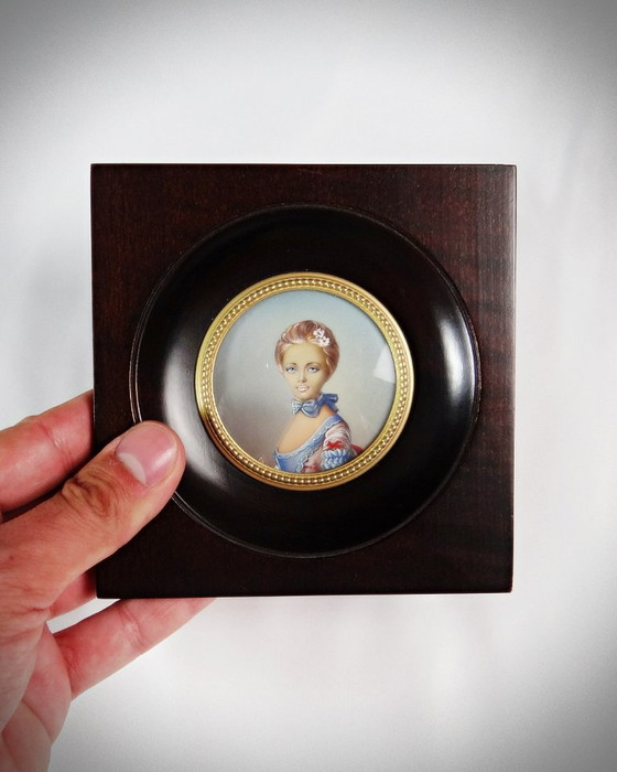 Image 1 of Ritratto in miniatura "La jeune fille au bal" di Perronneau dipinto a mano a guazzo del XIX secolo